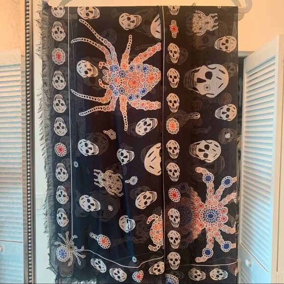 NWT JEWELED SPIDER 🕷 💀 ALEXANDER MCQUEEN CLASSIC SKULL SCARF - Picture 5 of 9